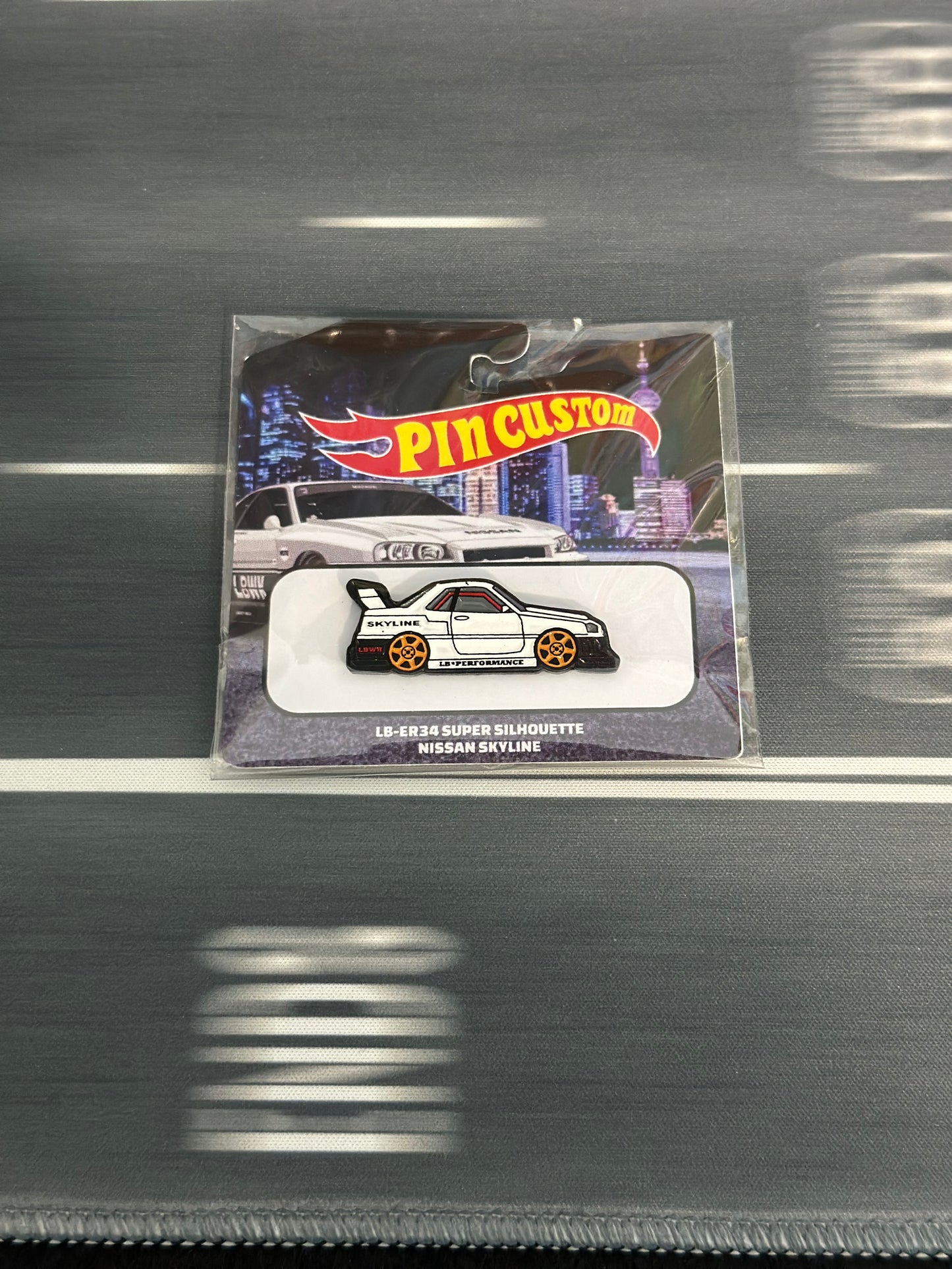 PIN CUSTOM LB NISSAN SKYLINE SUPER SILHOUETTE R34 WHITE COLLECTOR PIN - AUSSIE diecast